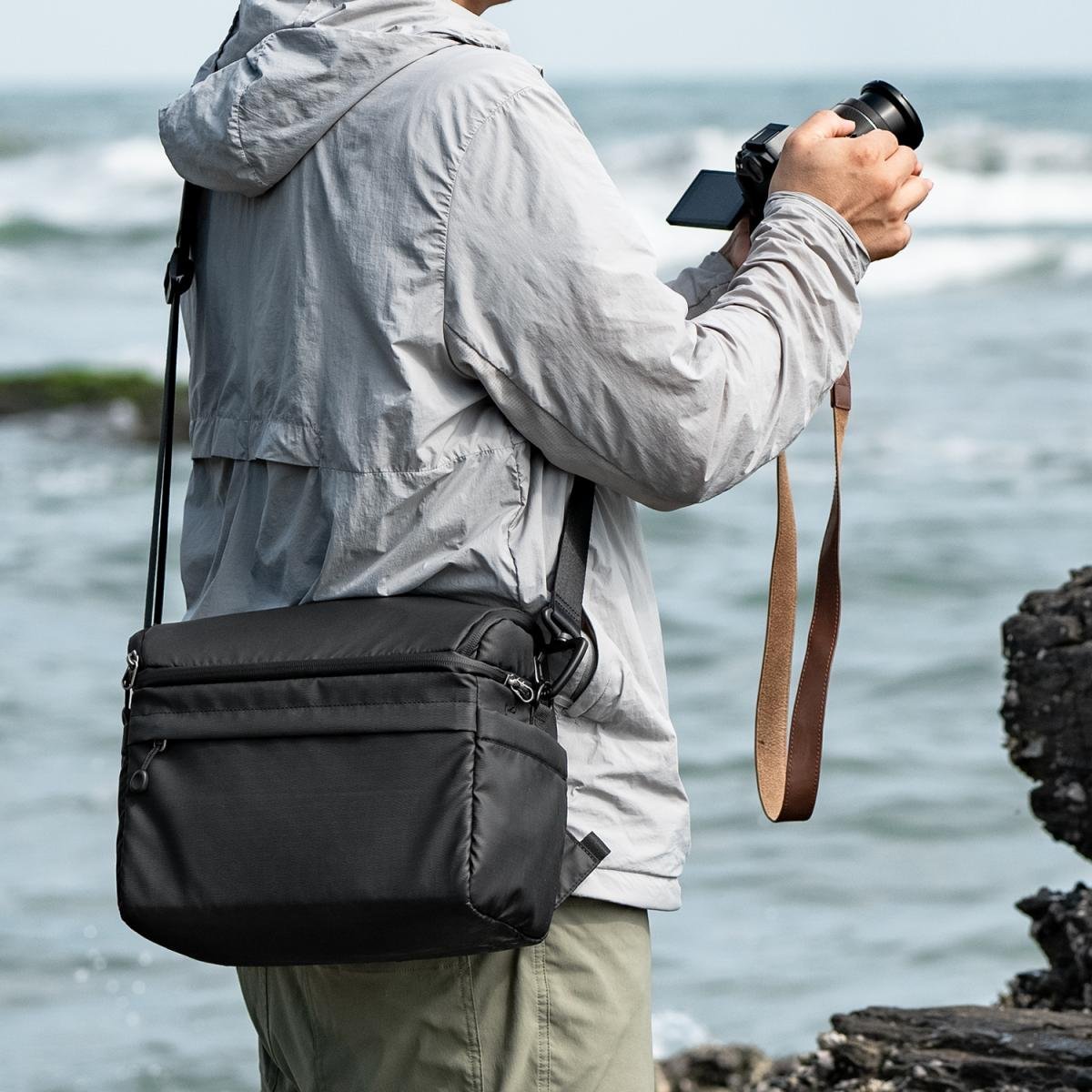 K&F Concept Collapsible Camera Bag 2 Way 22L for Photographers Business Trip / Travel / Everyday Bag - Sling Bag10L Urban Wander 03 (Black ) - Gambar 5